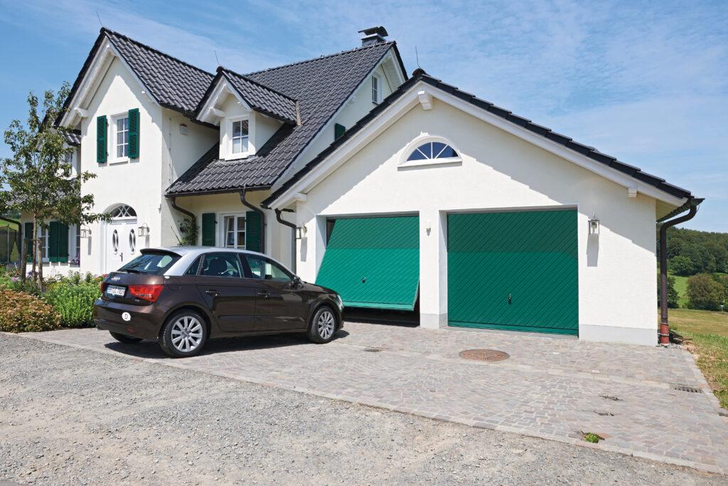Schwingtor mit Holzfüllung